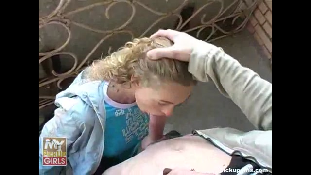 Cкриншот 18летняя девка сосёт у парня на балконе 