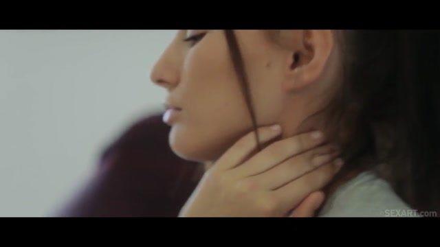 Cкриншот Сексуальная брюнетка мастурбирует.