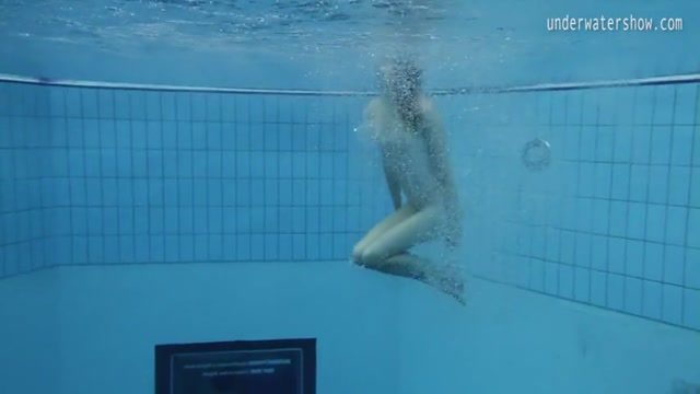 Cкриншот UnderwaterShow — Худенькая девушка с маленькой грудью голышем купается в бассейне