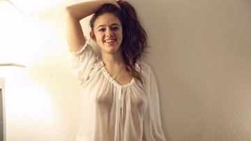 Cкриншот Улыбчивая девушка с большой грудью в прозрачном 18+ Эротика Засвет груди Большие сиськи Стриптиз Порно Секс Сочная модель Соски