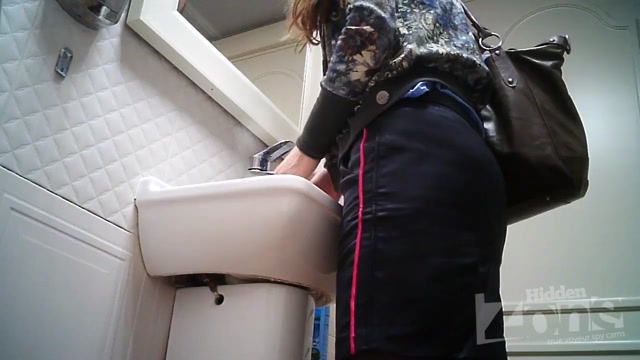 Cкриншот Красотка  спалилась  скрытая камера в женском туалете PISS