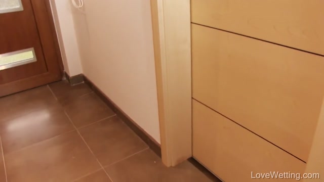 Cкриншот Описалась в синих джинсах {у двери туалета}