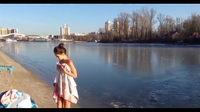Cкриншот Стройняшка разделась догола в минусовую погоду