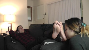 Cкриншот Girl Lick Male Feet 170 / Девушка целует парню ноги