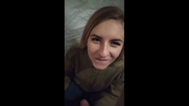 Cкриншот Быстрый минет на складе, кончил на грязное зеркало и она слизала