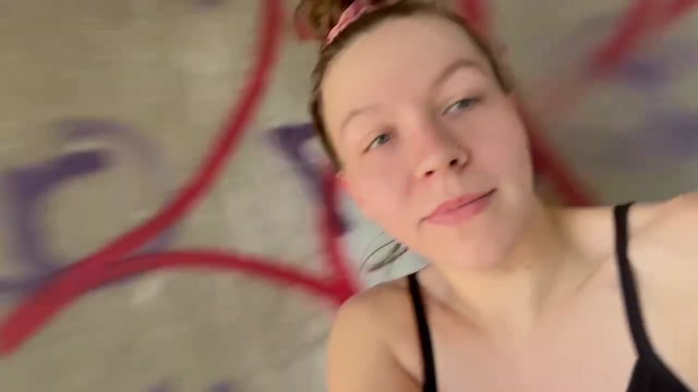 Cкриншот Жасмин Мари мастурбирует с помощью вибратора под мостом
